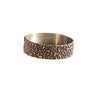 Avec ses gravures en forme de volutes, cette beauty ring de 22mm est un travail artisanal.