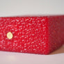 Un très beau rouge pour cette Reset Mini, boxe BF 18350, disposant d'un connecteur ReseT très réactif et full gravée et customisée par Laser Custom Vap. Disponible sur Divavap.com au prix de 120€