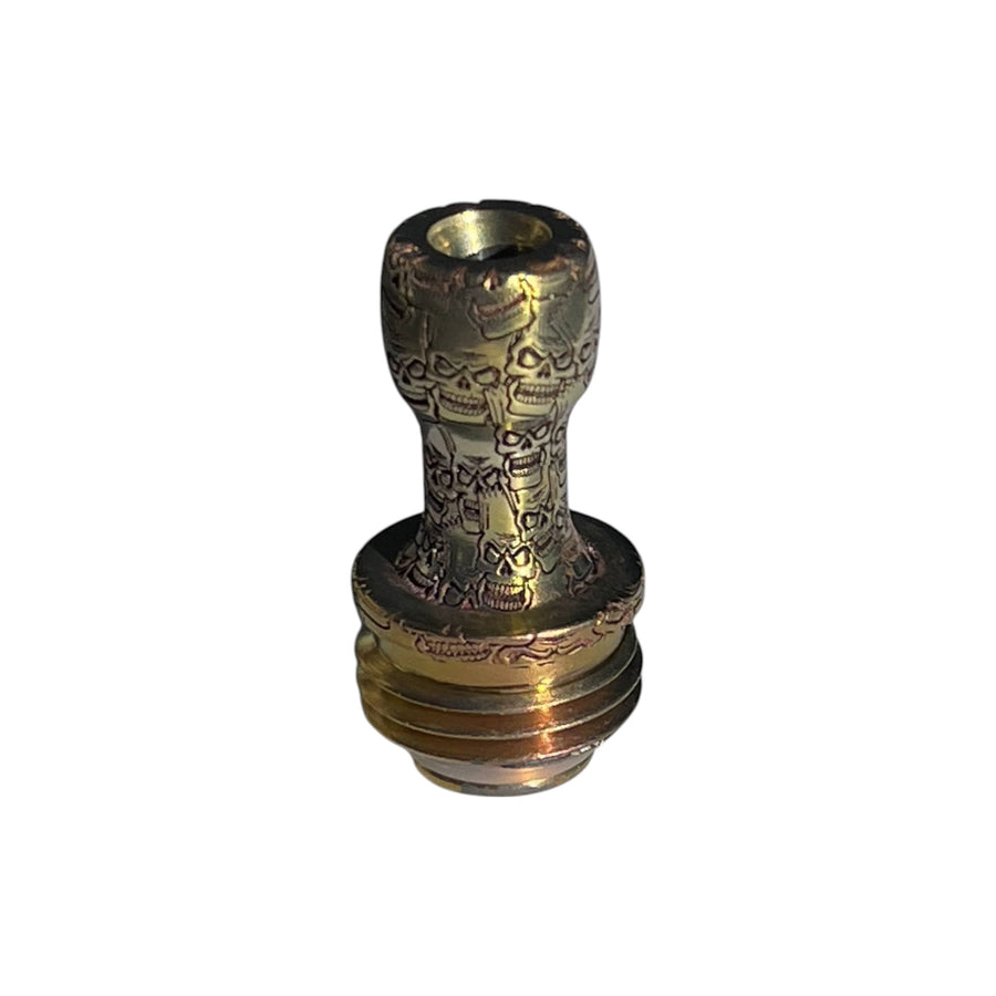 3mm D'OUVERTURE POUR CE BORO DRIP TIP EN TITANE GRAVÉ DE BART SKULLS ET COLORÉ COULEUR DORÉE.