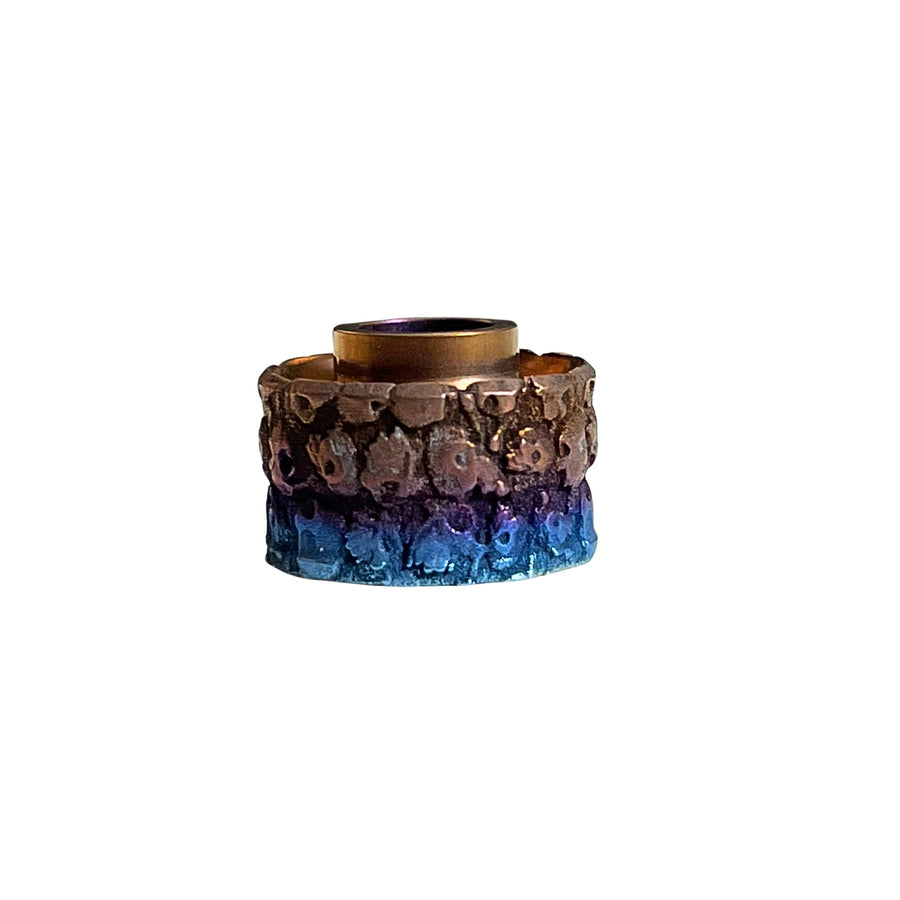 Ressemblant à de la lave et au gel, d'où son nom de Lava Frost, ce cap gravé en relief et en profondeur en France par Laser Custom Works.
