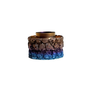 Full engraved with old gold and blue colors, an amazing cap.