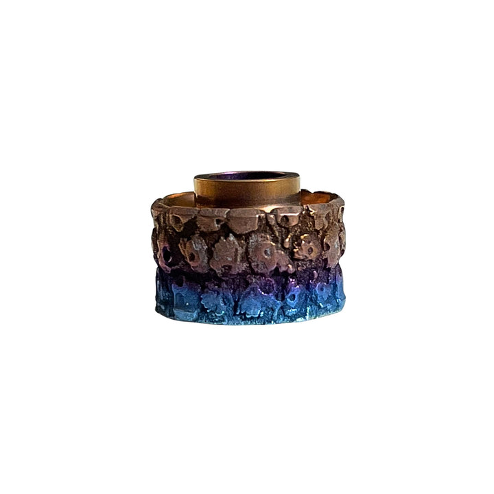 Full engraved with old gold and blue colors, an amazing cap.