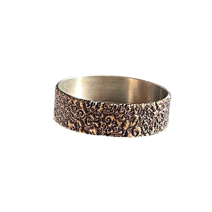 Avec ses gravures en forme de volutes, cette beauty ring de 22mm est un travail artisanal.