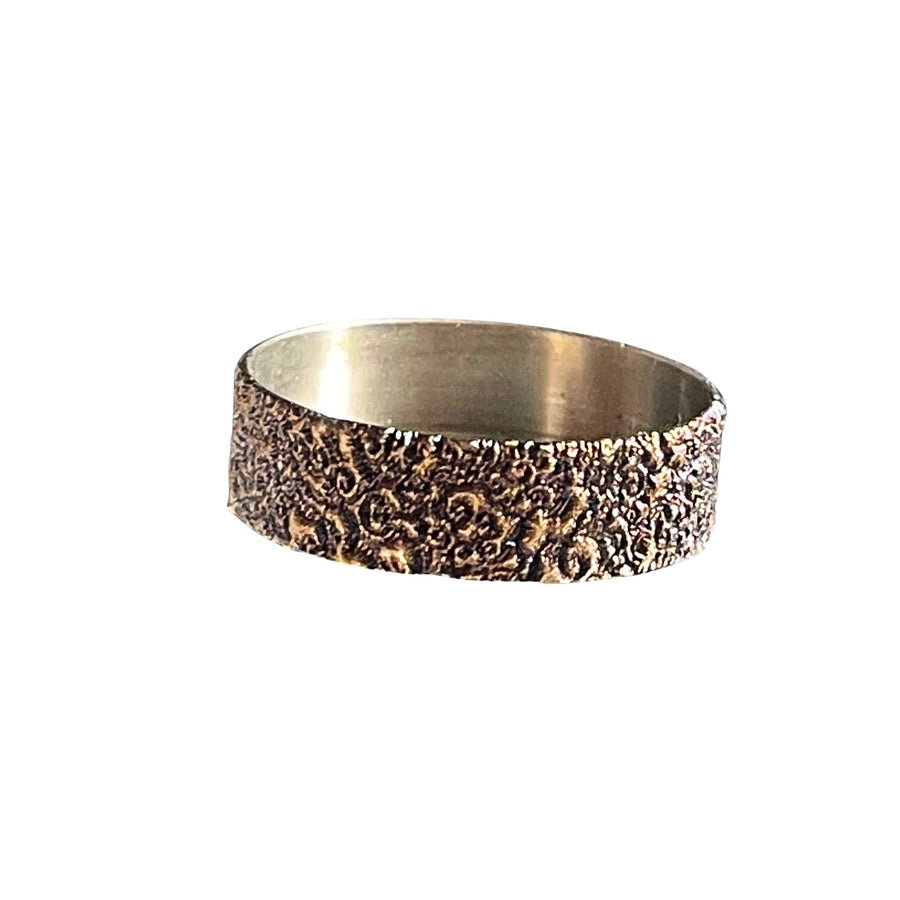 Avec ses gravures en forme de volutes, cette beauty ring de 22mm est un travail artisanal.