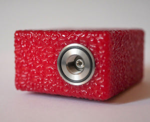 The Mini by ReseT Mods, red version, squonk mod equipped with Reset 510 connector and customized by Laser Custom Vap the specialist of engraving of vape gears. Available on Divavap.com