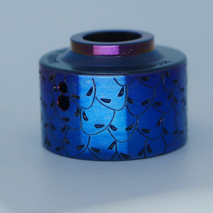 Amazing engraved Venna cap, deep blue, made by Laser Custom Vap and available on Divavap.com