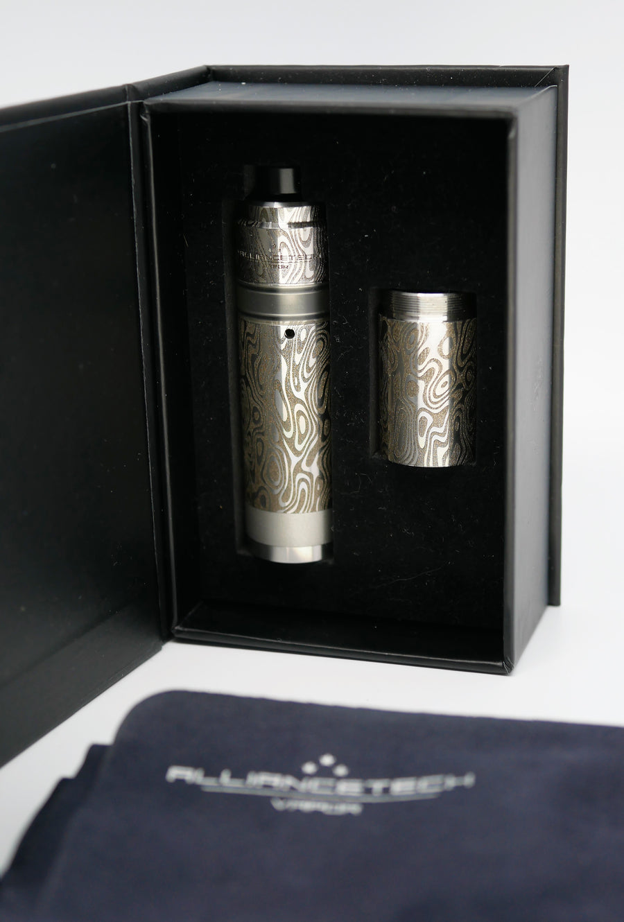 Alliancetech AFMOD AIO limited edition engraved by Laser Custom Vap is available on Divavap.com. AFMOD AIO Alliancetech full gravé par Laser Custom Vap est disponible sur Divavap.com